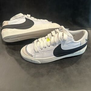 Nike White and Black Low-Top Sneakers